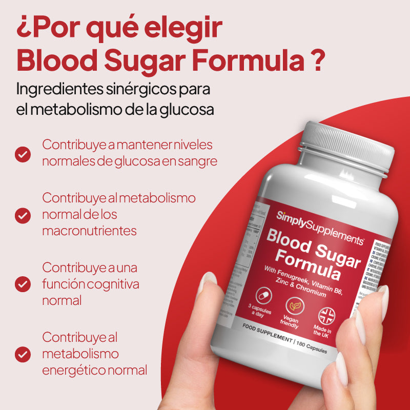 Una mano que sostiene un frasco blanco de «SimplySupplements Blood Sugar Formula» sobre un fondo promocional rojo y beige con un texto en español en el que se enumeran sus beneficios.