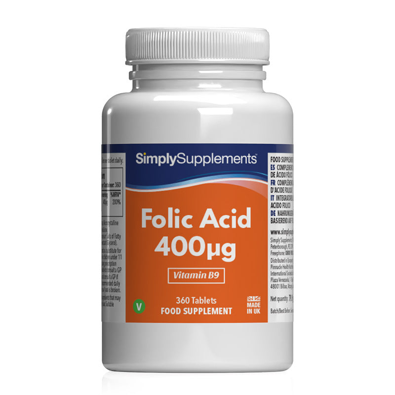 Frasco de suplemento con la etiqueta «Ácido Fólico (Vitamina B9) 400µg Simply Supplements», de color naranja sobre fondo blanco.
