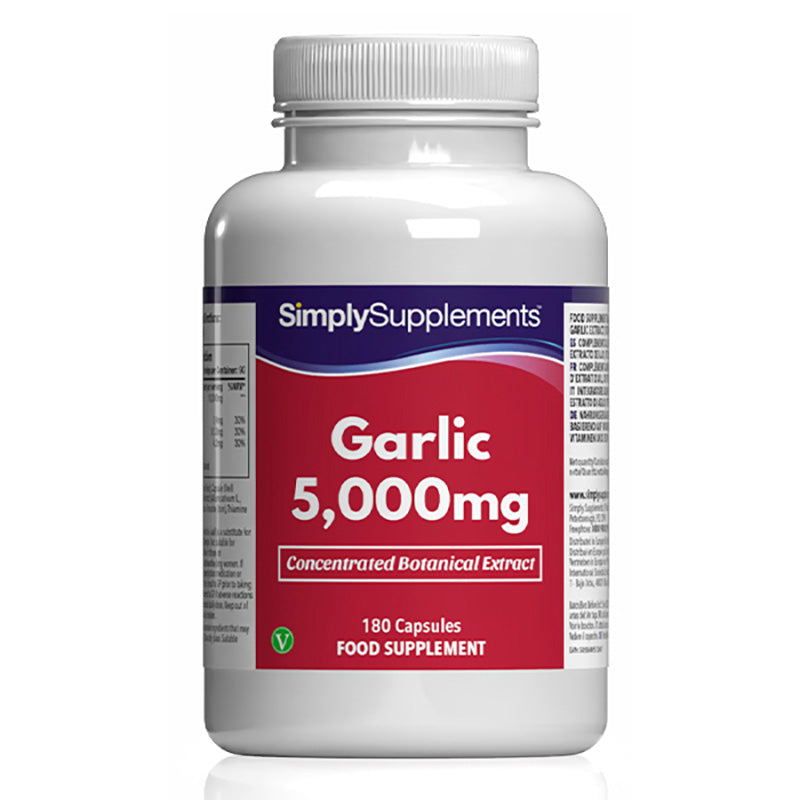Frasco de suplemento con la etiqueta «Ajo 5000mg Simply Supplements», de color rojo sobre fondo blanco.
