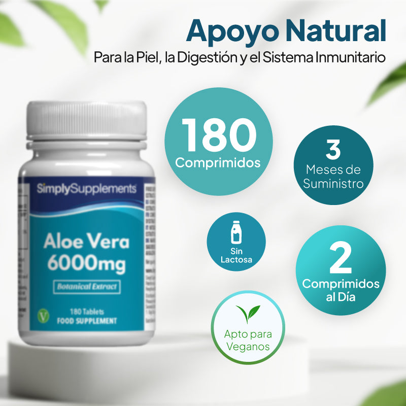 Un frasco del complemento alimenticio «SimplySupplements Aloe Vera 6000 mg» expuesto sobre un pedestal blanco, con texto promocional en español y etiquetas circulares que destacan que contiene 180 comprimidos, es un suministro para 3 meses, no contiene lactosa y es apto para veganos.
