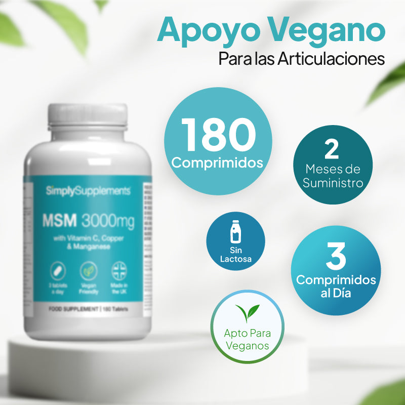 Un frasco blanco del complemento alimenticio SimplySupplements MSM 3000 mg, con una etiqueta de color verde azulado, colocado sobre un pedestal blanco con texto promocional en español y recuadros circulares con información sobre la dosis y el contenido.