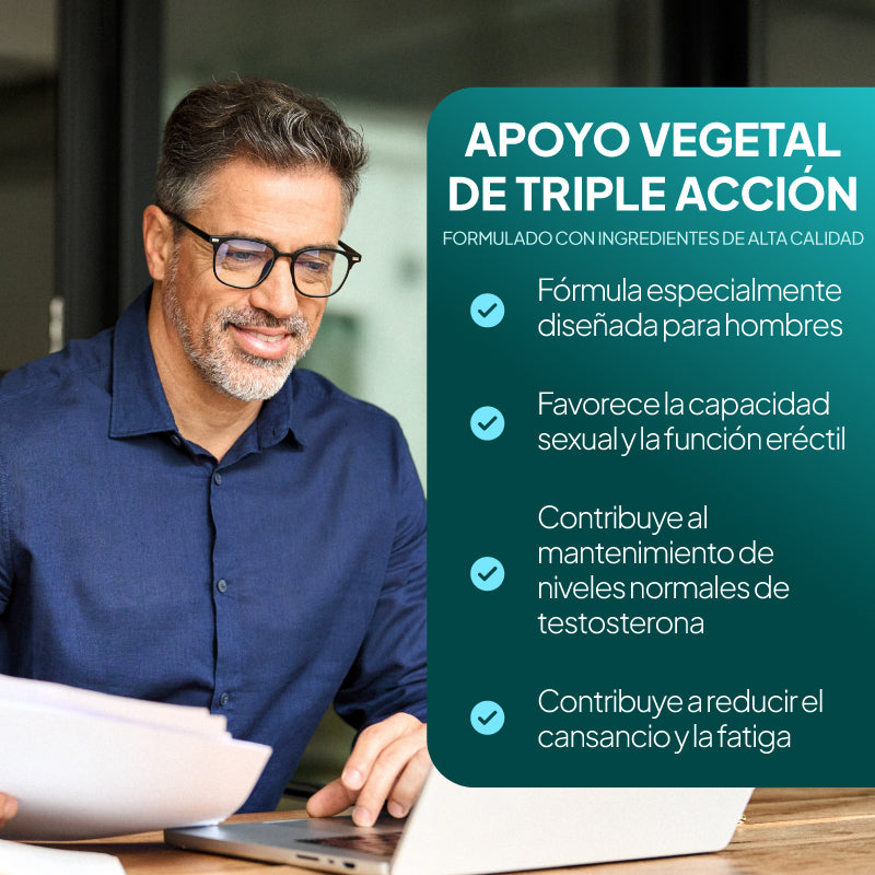 Un hombre con camisa azul marino y gafas está sentado ante un escritorio utilizando un ordenador portátil, con un gran gráfico promocional español en color verde azulado superpuesto a la derecha en el que se lee «APOYO VEGETAL DE TRIPLE ACCIÓN» y una lista con puntos clave sobre el apoyo a base de hierbas para la salud masculina.