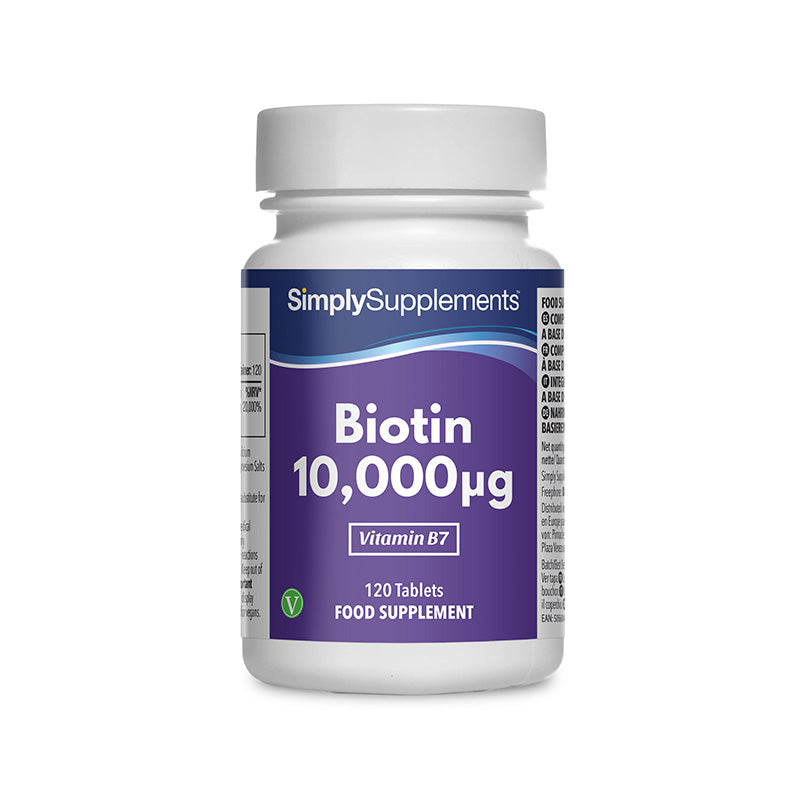 Frasco de suplemento con la etiqueta «Biotina 10.000μg Simply Supplements», de color morado sobre fondo blanco.
