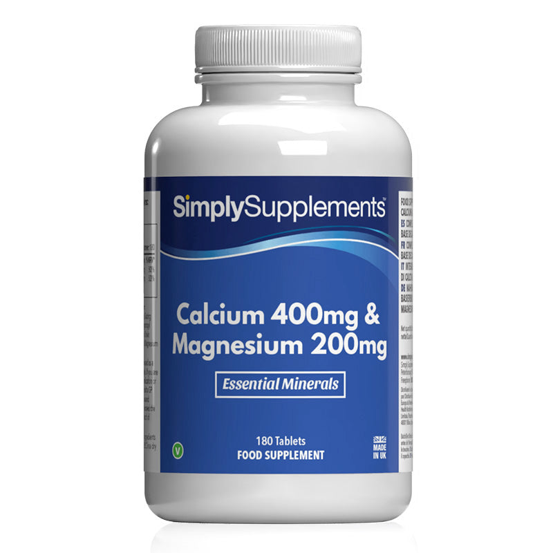 Frasco de suplemento con la etiqueta «Calcio 400mg | Magnesio 200mg Simply Supplements», de color azul sobre fondo blanco.