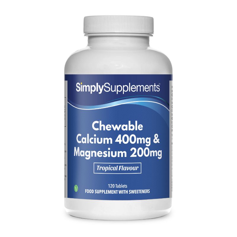 Frasco de suplemento con la etiqueta «Calcio 400mg y Magnesio 200mg Masticable Simply Supplements», de color azul sobre fondo blanco.