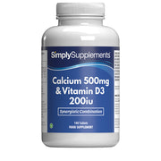 Frasco de suplemento con la etiqueta «Calcio 500mg & Vitamina D3 200iu Simply Supplements», de color azul sobre fondo blanco.