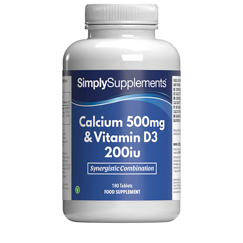 Frasco de suplemento con la etiqueta «Calcio 500mg & Vitamina D3 200iu Simply Supplements», de color azul sobre fondo blanco.