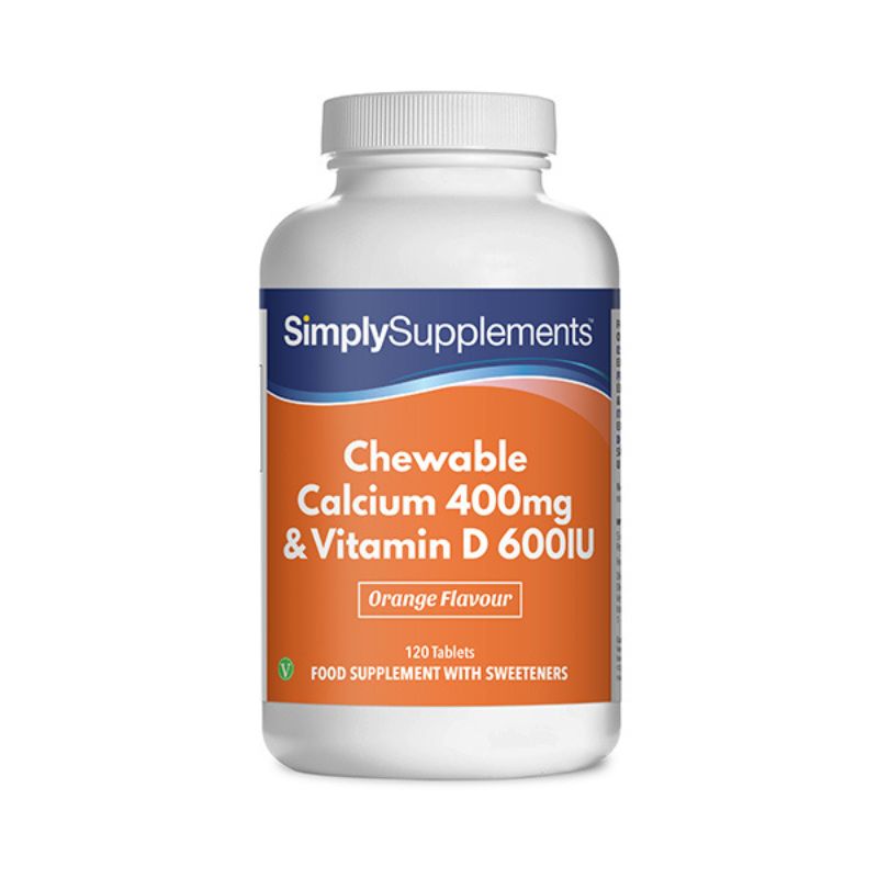 Frasco de suplemento con la etiqueta «Calcio 400mg con Vitamina D 6 600ui Masticable Simply Supplements», de color naranja sobre fondo blanco.
