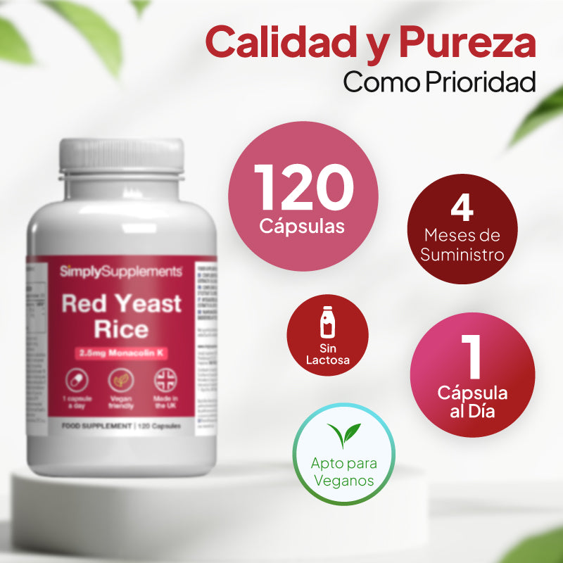 Frasco del suplemento «Red Yeast Rice» de SimplySupplements sobre un pedestal blanco, con texto promocional en español y leyendas circulares que indican «120 cápsulas», «suministro para 4 meses», «sin lactosa» y «apto para veganos».