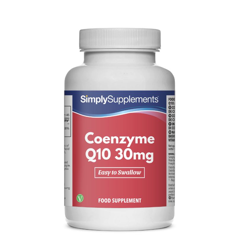 Frasco de suplemento con la etiqueta «Coenzima Q10 30 mg Simply Supplements», de color rojo sobre fondo blanco.