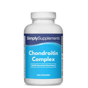 Frasco de suplemento con la etiqueta «Condroitina Complex Simply Supplements», de color celeste sobre fondo blanco.