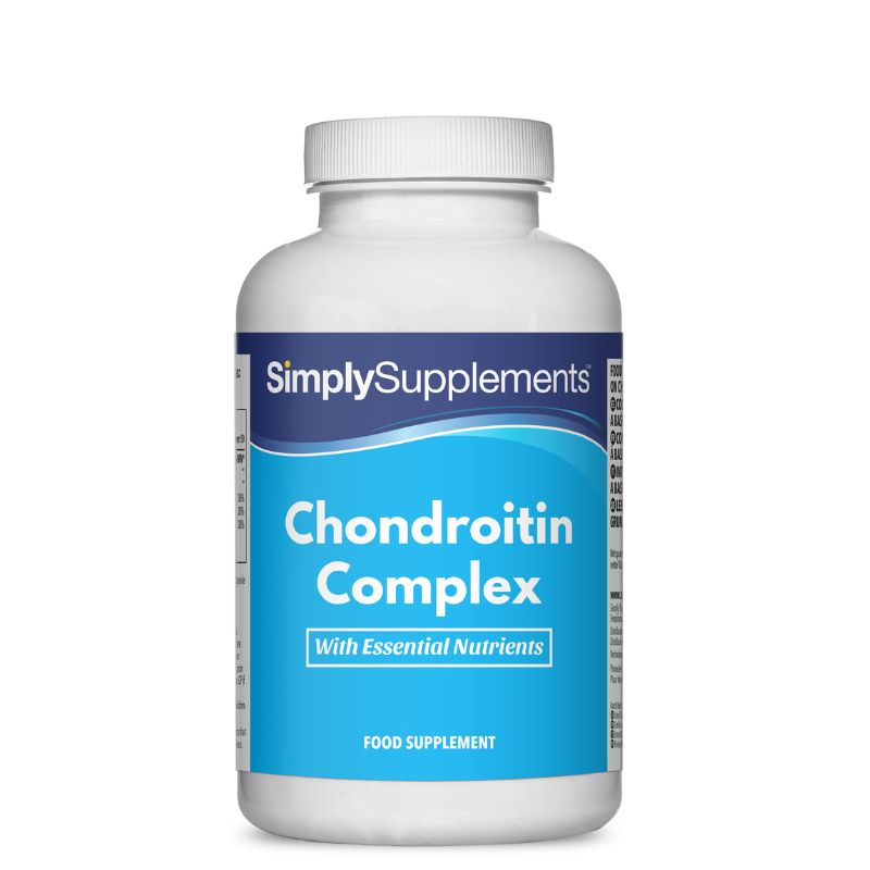 Frasco de suplemento con la etiqueta «Condroitina Complex Simply Supplements», de color celeste sobre fondo blanco.