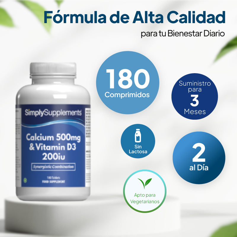 Un frasco del complemento alimenticio «SimplySupplements Calcio 500 mg y vitamina D3 200 UI» colocado sobre un pedestal blanco, con texto promocional y recuadros circulares azules en español, entre los que se incluyen «180 comprimidos», «Suministro para 3 meses», «Sin lactosa» y «2 al día».