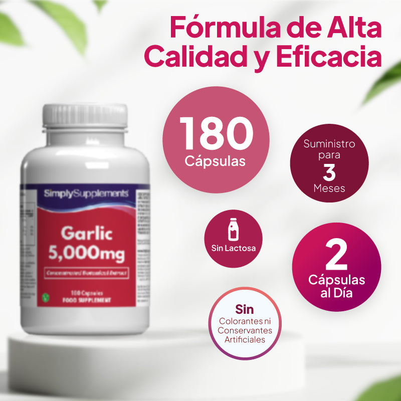Un frasco de cápsulas del complemento alimenticio «SimplySupplements Garlic 5.000 mg» colocado sobre un pedestal blanco, con texto promocional en español y leyendas circulares que indican «180 cápsulas», «2 cápsulas al día» y «suministro para 3 meses».