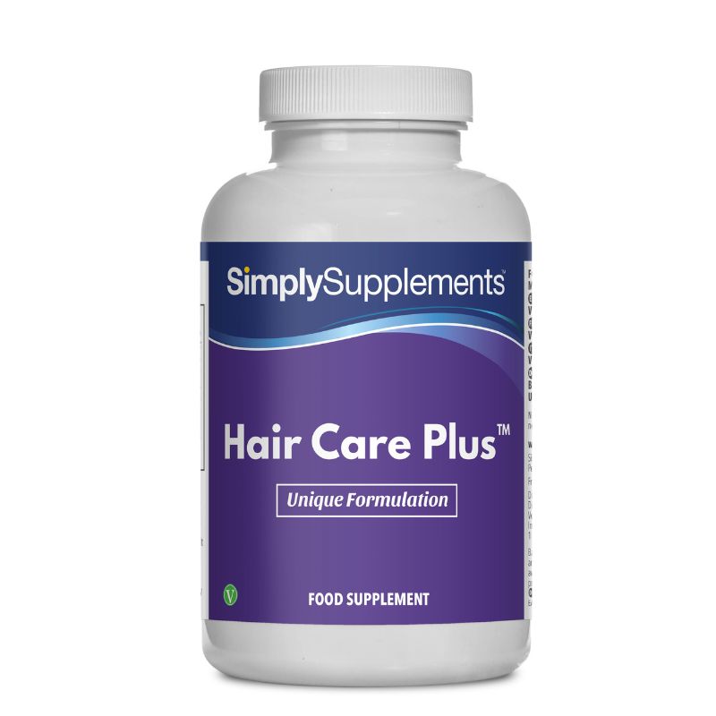 Frasco de suplemento con la etiqueta «Hair Care Plus Simply Supplements», de color morado sobre fondo blanco.