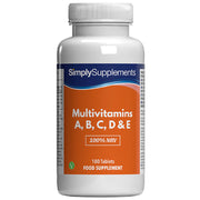 Frasco de suplemento con la etiqueta «Multivitaminas (100% VRN) Simply Supplements», de color naranja sobre fondo blanco.
