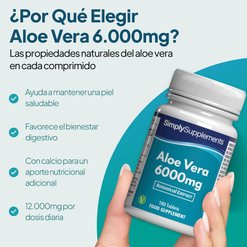 Una mano que sostiene un frasco blanco del complemento alimenticio «SimplySupplements Aloe Vera 6000 mg», sobre un fondo gráfico en tonos verde azulado y azul claro, con un texto promocional en español.