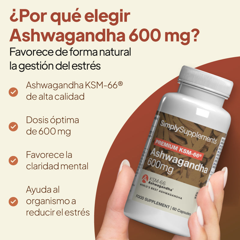 Una mano que sostiene un frasco de cápsulas del complemento alimenticio «SimplySupplements Ashwagandha 600 mg», sobre un fondo beige con un texto promocional en español y un elemento gráfico circular de color marrón.
