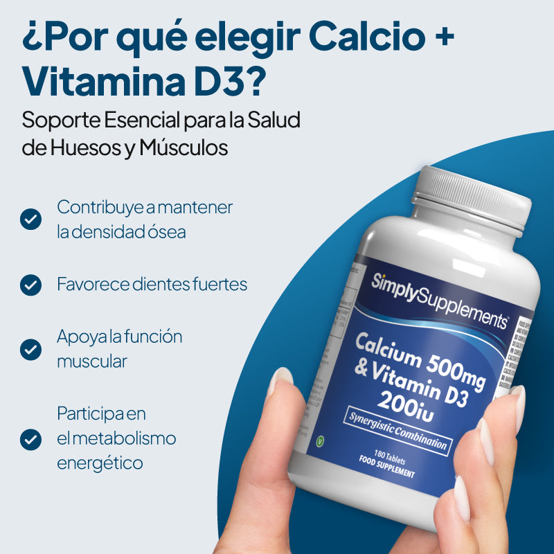 Una mano que sostiene un frasco blanco del complemento alimenticio «SimplySupplements Calcio 500 mg y vitamina D3 200 UI», sobre un fondo gráfico en tonos azul claro y azul oscuro, con un texto en español en el que se detallan sus beneficios para la salud.