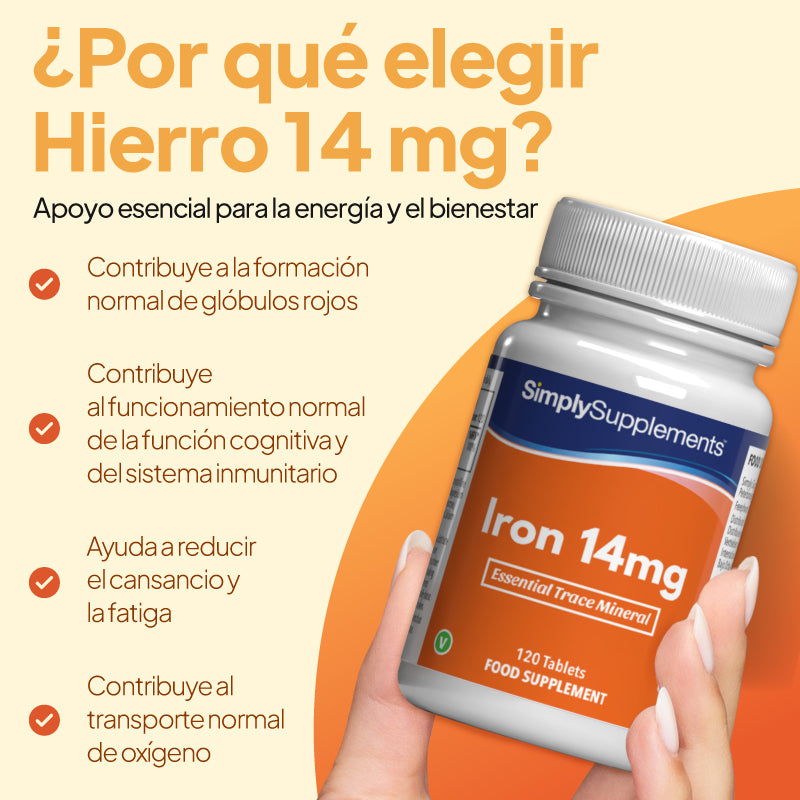 Una mano que sostiene un frasco del complemento alimenticio «SimplySupplements Iron 14 mg», sobre un fondo beige cálido con texto promocional en español y una lista con viñetas.