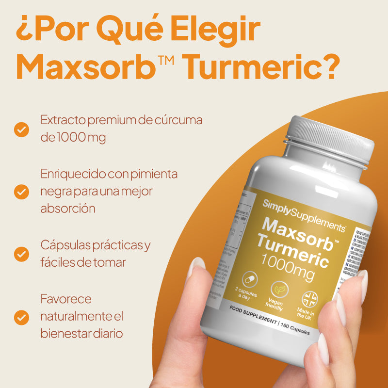 Una mano que sostiene un frasco del complemento alimenticio «SimplySupplements Maxsortb Turmeric 1000 mg», sobre un fondo en tonos cálidos de beige y naranja, con un texto promocional en español que destaca sus principales beneficios.