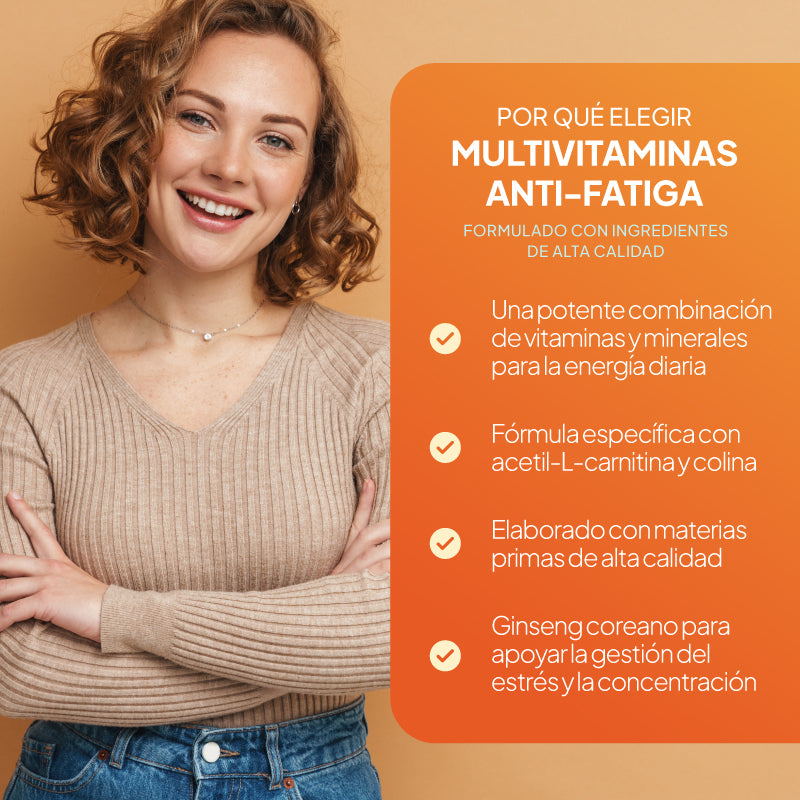 Una mujer sonriente con el pelo rizado lleva un jersey de punto beige y vaqueros azules sobre un fondo beige cálido, junto a un recuadro de texto naranja en español sobre multivitaminas contra la fatiga.