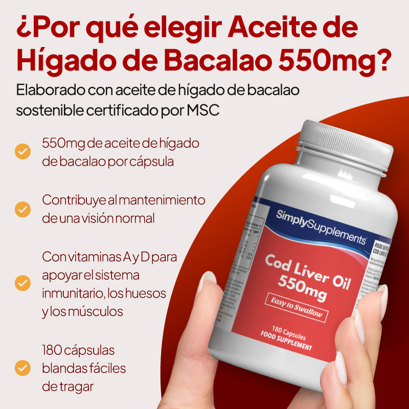 Una botella del complemento alimenticio «SimplySupplements Aceite de hígado de bacalao 550 mg» sostenida con la mano, sobre un fondo gráfico promocional en rojo y blanco con texto en español que destaca los beneficios del aceite de bacalao sostenible.