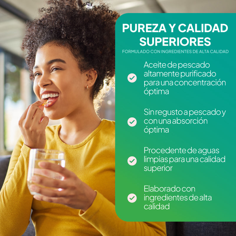 Una mujer sonriente con el pelo rizado come algo de un pequeño envase mientras sostiene un vaso de agua; a la derecha hay un gran recuadro de texto en color verde azulado, en español, en el que se describen los beneficios del aceite de pescado de alta pureza.
