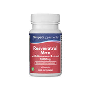 Frasco de suplemento con la etiqueta «Resveratrol MAX con Extracto de Semilla de Uva 5000 mg Simply Supplements», de color rojo sobre fondo blanco.
