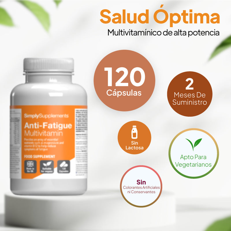 Un frasco blanco de suplementos con la etiqueta «SimplySupplements Anti-Fatigue Multivitamin», con texto y gráficos en naranja, colocado sobre un pedestal blanco y con mensajes promocionales en español como «Salud Óptima», «120 cápsulas», «2 meses de suministro», «Sin lactosa», «Apto para vegetarianos» y «Sin colorantes artificiales ni conservantes».
