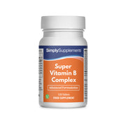 Frasco de suplemento con la etiqueta «Super Complejo Vitamina B Simply Supplements», de color naranja sobre fondo blanco.