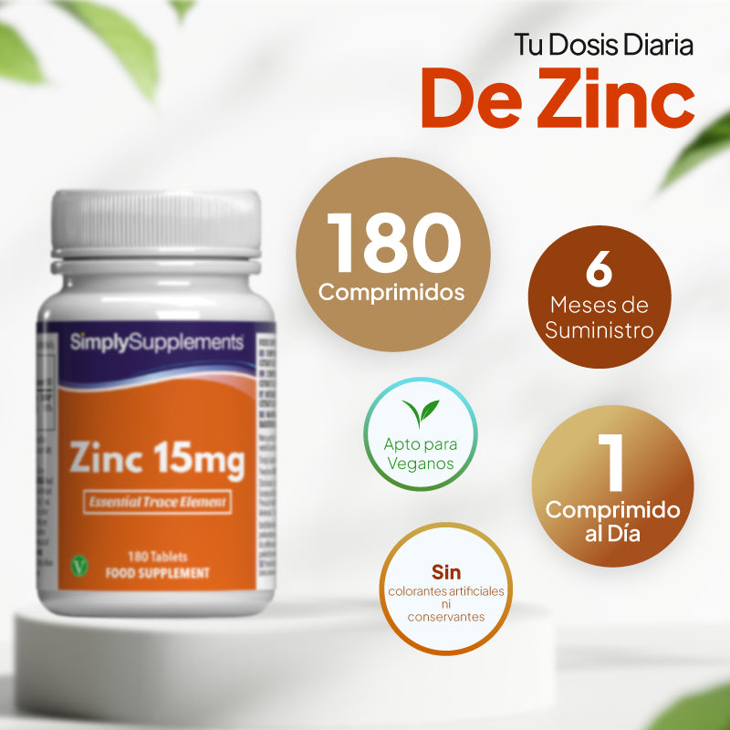 Un frasco del complemento alimenticio «SimplySupplements Zinc 15 mg» expuesto sobre un pedestal blanco con texto promocional y etiquetas circulares en español, entre las que se incluyen «180 comprimidos», «6 meses de suministro», «1 comprimido al día» y «Apto para veganos».