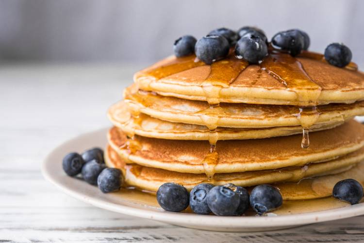 Pancakes proteicos con crema de cacahuete